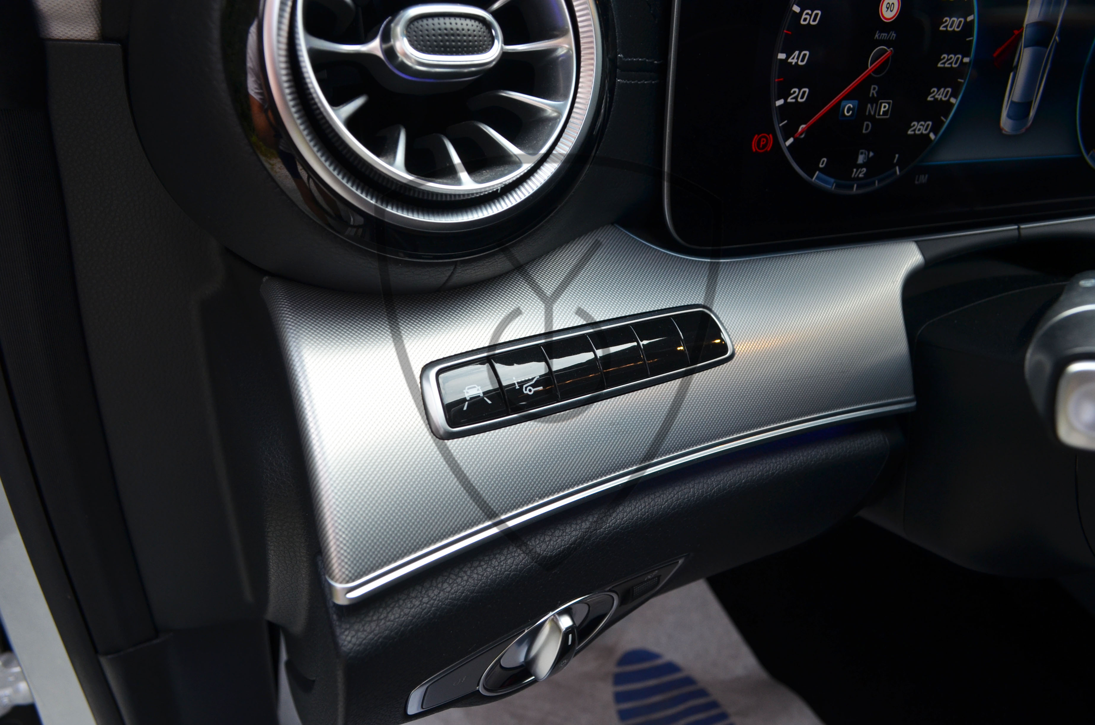 MERCEDES-BENZ-E220 — image 16